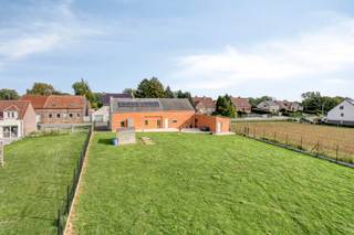 <p>Op een prachtige landelijke locatie in Bever vindt u dit karaktervolle landhuis met een werkelijk indrukwekkend, weids uitzicht over de omliggende velden. De authentieke uitstraling en vorm van de woning werden behouden, terwijl de rechterzijde volledig werd gerenoveerd en ook een belangrijk deel van de linkerzijde reeds werd aangepakt. De woning beschikt momenteel over 3 slaapkamers, waarvan één op het gelijkvloers momenteel dienstdoet als fitnessruimte. Boven bevinden zich twee slaapkamers met praktische dressingruimtes. Eén slaapkamer is bovendien voorzien van aansluitingen voor een douche. Op het gelijkvloers vindt u een moderne badkamer en apart toilet. Op de verdieping is er eveneens een ruim afzonderlijk toilet met lavabomeubel.<br />Een bijzondere meerwaarde is het uitbreidingspotentieel: de volledige bovenruimte aan de linkerzijde kan nog verder worden geïntegreerd in de bestaande woning. Dit maakt het pand eveneens interessant als kangoeroewoning of co-housingproject.</p>
<p>Een unieke eigendom voor wie houdt van karakter, ruimte, natuur en vooral een uitzonderlijk uitzicht:<br />- Adembenemend en weids uitzicht over de velden<br />- Authentiek karakter gecombineerd met hedendaags comfort<br />- Rechterzijde van de woning volledig gerenoveerd<br />- EPC-label B<br />- Asbestveilig<br />- Zonnepanelen<br />- Dubbele beglazing met rolluiken<br />- Lucht-luchtairco met 5 binnenunits<br />- Momenteel 3 slaapkamers<br />- Praktische dressingruimtes<br />- Moderne badkamer op het gelijkvloers<br />- Apart toilet op beide verdiepingen<br />- Extra uitbreidingsmogelijkheden<br />- Potentieel als kangoeroewoning of co-housing<br />- Ideaal voor liefhebbers van rust, natuur en landelijke vergezichten</p>
Contacteer Karin voor een afspraak op één van de bezoekmomenten: 0468/12 68 62<br />Doe uw bod vanaf deze prijs.