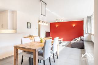 Dit moderne appartement neemt de volledige eerste verdieping van het gebouw in, en bereik je via zowel lift als trap. Je komt in je eigen centrale inkomhal (met gastentoilet en plaats voor een vestiaire), die je via een glazen deur verder brengt tot in de heel lichtrijke leefruimte met halfopen keuken. De uitsprong aan de straatkant zorgt voor een leuk ruimtelijk effect. Hier bevindt zich ook nog een handige berging, en via de gang kom je tot in de twee ruime slaapkamers en de badkamer met douche en een tweede toilet. Hier zijn ook de aansluitingen voor wasmachine voorzien. Achteraan het appartement beschik je over een heel ruim deels overdekt terras, waar je een heel mooi uitzicht heb op het groen in de omgeving. Bij het appartement hoort tevens een eigen overdekte autostaanplaats naast het gebouw. Bezoekdag 12/09: Inschrijvingen via mail naar tommy@immo-home.be, geen telefonische inschrijvingen! Volg ons op Fb en insta. Voor meer info: www.immo-home.be GRATIS SCHATTING & GRATIS FINANCIEEL ADVIES