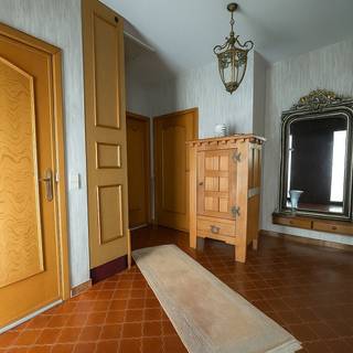 In het rustige Teralfene, op een bijzonder gunstige locatie nabij het station én de oprit van de E40, ontdek je deze halfopen bebouwing op een mooi perceel van 6 are. De woning biedt een grote, lichtrijke leefruimte en een praktische, gesloten keuken met directe toegang tot de tuin. Verder beschikt ze over een ruime badkamer en twee comfortabele slaapkamers.<br /><br />De woning vraagt op bepaalde vlakken een update naar de hedendaagse normen, maar vormt tegelijk een solide basis om volledig naar eigen smaak te moderniseren. Een extra troef: er geldt géén renovatieverplichting, wat je de vrijheid geeft om de werken uit te voeren op jouw tempo. De ruime zolder biedt bovendien extra potentieel: mits het plaatsen van een vaste trap kunnen hier perfect bijkomende kamers worden ingericht.<br /><br />Buiten geniet je van een ruime oprit met plaats voor maar liefst vijf wagens én een vrijstaande garage voor één auto.<br /><br />Een woning met mogelijkheden op een toplocatie, ideaal voor wie rustig wil wonen en toch vlotte verbinding zoekt.<br /><br />Kom snel de mogelijkheden ontdekken via www.wsb-immo.be.