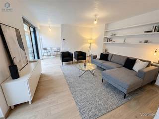 <p><span>Modern ground floor new apartment with 2 bedrooms, terrace &amp; top finish in the center of Zandbergen</span></p><p><span>POSSIBILITY OF PURCHASE 6% VAT.</span></p><p><span>In the heart of Zandbergen, in a small-scale and recently completed residence, is this move-in ready ground floor new apartment. It combines a quiet location with all the comforts of modern living.</span></p><p><span>Through the well-maintained inner courtyard, you reach the private entrance of the apartment. The entrance hall leads you to the light-filled living area with open kitchen, tastefully furnished and equipped with all modern appliances. Adjacent is a practical storage/laundry room.</span></p><p><span>The hallway gives access to a first bedroom, a separate guest toilet, and a fully equipped bathroom with shower and stylish sink furniture. At the back is the spacious second bedroom with a view of the terrace.</span></p><p><span>Outside, you can enjoy a pleasant private terrace, ideal for relaxing.</span></p><p><span>Extra advantages:</span></p><ul><li><span>Underfloor heating via heat pump</span></li><li><span>Low EPC label A</span></li><li><span>Solar panels (5 panels of 395 Wp, total 1975 Wp)</span></li><li><span>Ventilation system type C</span></li></ul><p><span>SALE UNDER 6% VAT.</span></p><p><span>Interested in this energy-efficient and modern finished apartment? Respond via this advertisement and we will gladly contact you to schedule a visit.</span></p>
