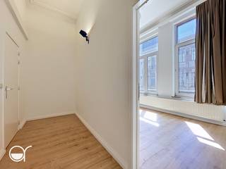 Het appartement gelegen op de eerste verdieping beschikt over twee slaapkamers, een keuken uitgerust met toestellen, een woonkamer, een leefruimte en een badkamer met douche. In de badkamer is er de mogelijkheid voor aansluiting wasmachine. De gemeenschappelijke kosten bedragen 25 euro, het appartement is onmiddellijk beschikbaar.