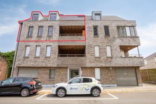 <p><strong>Laakdal: ruim duplex appartement met 3 slaapkamers, lift en autostaanplaats</strong></p>

<p>Dit instapklare duplex appartement is gunstig gelegen in Vorst, deelgemeente van Laakdal, met een vlotte verbinding naar de autostrade op slechts enkele minuten rijden. Daarnaast geniet u van een groene omgeving, terwijl het centrum van Laakdal zich op minder dan 5 minuten bevindt. Openbaar vervoer ligt op wandelafstand en ook het treinstation is in ongeveer 15 minuten bereikbaar.</p>

<p>Het appartement maakt deel uit van een verzorgd appartementsgebouw uit 2014 en bevindt zich op de tweede en derde verdieping. Met een bewoonbare oppervlakte van maar liefst <strong>134 m²</strong>, een <strong>EPC-label A (97 kWh/m² jaar)</strong> en een privatieve autostaanplaats inbegrepen in de prijs, is dit de ideale woonst voor gezinnen, starters of investeerders.</p>

<p><strong>Indeling:</strong></p>

<ul><li><strong>Tweede verdieping:</strong> inkomhal, gastentoilet, lichtrijke woonkamer met eetplaats, open keuken, wasplaats/berging en twee ruime terrassen aan voor- en achterzijde</li><li><strong>Derde verdieping:</strong> nachthal, drie volwaardige slaapkamers en badkamer met ligbad</li><li><strong>Zolder:</strong> praktische opbergruimte</li><li><strong>Buiten:</strong> privatieve autostaanplaats</li></ul>

<p><strong>Troeven:</strong></p>

<ul><li>Ruim appartement van 134 m² met 3 slaapkamers</li><li>EPC-label A – energiezuinig en instapklaar</li><li>Lift aanwezig in het gebouw</li><li>Autostaanplaats inbegrepen in de prijs</li><li>Twee ruime terrassen</li><li>Elektriciteit is conform</li></ul>

<p>Bent u op zoek naar een ruim en energiezuinig appartement op een gunstige locatie? Plan vandaag nog uw bezoek en ontdek deze topper in Laakdal.</p>

<p><strong>JOUW DROOMAPPARTEMENT. ZO GEVONDEN!</strong></p>