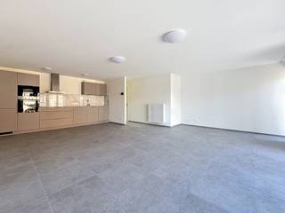 WE INVEST HAUTE SENNE a le plaisir de vous présenter ce magnifique appartement neuf à la location !<br /><br />Idéalement situé Chaussée de Braine 42 à Soignies, à proximité immédiate du centre-ville et de toutes les commodités, ce superbe appartement de ± 104 m² vous séduira par ses volumes généreux, sa luminosité exceptionnelle et la qualité de ses finitions.<br /><br />Situé au 1er étage d’une résidence neuve, ce bien offre un vaste séjour baigné de lumière, créant un espace de vie chaleureux et convivial. La cuisine super équipée, parfaitement intégrée à l’ensemble, séduira les amateurs de confort et de modernité.<br /><br />L’appartement dispose de deux belles chambres, d’une salle de douche contemporaine ainsi que d’une grande buanderie/rangement particulièrement pratique.<br /><br />Vous profiterez également d’une agréable terrasse, d’une cave privative ainsi que d’un emplacement de parking.<br /><br />Construit avec des matériaux de qualité et bénéficiant d’excellentes performances énergétiques, ce bien est équipé d’un chauffage central au gaz garantissant un confort optimal au quotidien.<br /><br />Loyer : 950 €/mois<br />Charges communes : 55 €/mois<br /><br />Garantie locative : 2 mois de loyer<br /><br />Libre immédiatement.<br /><br />Une opportunité rare pour les personnes à la recherche d’un logement moderne, spacieux et confortable dans un environnement privilégié.<br /><br />À visiter sans tarder !<br /><br />Pour toute information complémentaire ou pour organiser une visite, n’hésitez pas à contacter **Jérémy au ****0475/66.46.52** ou par e-mail à l’adresse **[jeremy.p@weinvest.be](mailto:jeremy.p@weinvest.be)**.