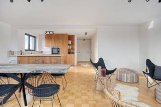 Volledig gerenoveerde duplex (V2) met 3 slaapkamers en 2 badkamers.Indeling:Deze prachtige duplex is gelegen op de tweede en tevens bovenste...