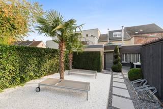 oop: instapklaar gesloten bebouwing in het centrum van Baasrode, op korte afstand van scholen, park en openbaar vervoer.<br /><br />Deze prachtig gerenoveerde woning combineert comfortabel wonen met de mogelijkheid tot handel op het gelijkvloers. De ruime handelsruimte biedt tal van mogelijkheden voor wie wonen en werken wil combineren. Met vier grote volwaardige slaapkamers is er plaats voor het hele gezin. Bovendien beschikt de woning over een inpandige garage, waardoor parkeren geen probleem is. De ligging in de woonkern van Baasrode zorgt voor een vlotte verbinding naar invalswegen en alle voorzieningen.<br /><br />Belangrijkste ruimtes:<br />• Handelsruimte (39 m²) met directe toegang vanaf de straat.<br />• Gezellige woonkamer (19 m²) met aangename lichtinval.<br />• Ruime keuken (25 m²) voorzien van inductiekookplaat, oven, vaatwasser, koelkast met vriesvak, diepvries en ontbijthoek.<br />• Vier slaapkamers (16 m², 18 m² en twee overige) met voldoende ruimte voor dubbel bed en kasten.<br />• Badkamer (11 m²) met inloopdouche, toilet en wastafel in meubel.<br />• Meerdere bergingen (1 m², 9 m², 20 m²) met aansluitingen voor wasmachine/droogkast en ingemaakte kasten.<br />• Inpandige garage.<br />• Tuin van 175 m², ideaal voor ontspanning.<br /><br />Troeven:<br />• Prachtige instapklare gerenoveerde woonst met handelsmogelijkheid.<br />• Vier grote volwaardige slaapkamers.<br />• Inpandige garage, geen parkeerstress.<br /><br />Neem vandaag nog contact op met je ERA-makelaar voor een bezoek.<br /><br />JOUW DROOMHUIS. ZO GEVONDEN!