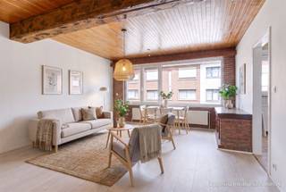 <p>Bent u op zoek naar een verzorgd appartement met 2 slaapkamers, een terras en een praktische indeling, gelegen in een rustige en aangename woonomgeving? Dan is dit appartement aan de Corneel Franckstraat 72 in Deurne zeker het ontdekken waard.</p><p>De woning bevindt zich in Boterlaar-Silsburg, een woonbuurt van Deurne. De omgeving combineert een residentieel karakter met een goede bereikbaarheid. In de ruimere omgeving vindt u winkels, supermarkten, scholen en openbaar vervoer. Ook de belangrijkste verbindingswegen richting Antwerpen en de omliggende gemeenten zijn vlot bereikbaar.</p><p>Voor de dagelijkse boodschappen zijn onder meer Albert Heijn aan de Herentalsebaan en Delhaize Bosuil bereikbaar. Ook scholen en andere voorzieningen bevinden zich in de omgeving.</p><p>Het appartement heeft een bewoonbare oppervlakte van circa 70 m² en maakt deel uit van een gebouw uit 1972. Doorheen de jaren werden verschillende belangrijke elementen vernieuwd, waardoor het appartement een interessante combinatie biedt van hedendaags comfort en een karaktervol gebouw.</p><p>Het appartement beschikt over 2 slaapkamers, ideaal voor een koppel, klein gezin of als combinatie van slaapkamer en thuiswerkruimte. Daarnaast is er een terras, een aangename extra troef om buiten te genieten.</p><p>De gemeenschappelijke kosten bedragen slechts €100 per maand.<br />Dit maakt het appartement interessant voor zowel eigen bewoning als investering.</p><p>Belangrijkste troeven op een rij :</p><p>Keuken vernieuwd in 2014<br />Ramen vernieuwd in 2017<br />Dakisolatie van 2022<br />Elektriciteit conform<br />Centrale verwarming op gas<br />Geen lift<br />Privé nutsvoorzieningen<br />Gemeenschappelijke kosten: €100/maand<br />Rustige ligging in Boterlaar-Silsburg, Deurne<br />Goede verbinding naar Antwerpen en omliggende gemeenten</p><p>Een praktisch en goed onderhouden appartement met 2 slaapkamers, terras én verschillende recente vernieuwingen. Ideaal voor wie op zoek is naar een betaalbare eigen woning of een interessante investering in Deurne.</p>