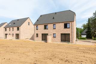 <strong>Moderne nieuwbouwwoning in Zelem – instapklaar & energiezuinig</strong><br /><br />Ontdek deze instapklare nieuwbouwwoning met 3 slaapkamers, gelegen in een rustige straat op een steenworp van Lummen en Diest. De woning biedt een lichtrijke leefruimte met open keuken (nog te kiezen naar eigen smaak), een stijlvolle badkamer en kwalitatieve afwerking met oog voor detail. De zolderruimte kan nog volledig meegroeien met jouw behoeften, denk maar aan extra stockageruimte, polyvalente ruimte, bureau, extra slaapkamer,...<br /><br />Met een E-peil van 20 woon je energiezuinig én toekomstgericht. Dankzij de groene omgeving geniet je van ultieme rust tijdens een goede barbecue in de zomer. <br /><br /><span><strong>Troeven:</strong></span><br />
<ul>
<li>Volledig afgewerkte nieuwbouw (keuken nog vrij te kiezen)</li>
<li>Energiezuinig (E20) = 5 jaar 50% korting op onroerende voorheffing</li>
<li>3 slaapkamers & moderne badkamer</li>
<li>Rustige ligging nabij centrum en uitvalswegen</li>
<li>Warmtepomp</li>
<li>Vloerverwarming & vloerkoeling</li>
<li>Zonnepanelen</li>
</ul>
Plan snel je bezoek in via nieuwbouw@living-stone.be of via 0485 62 36 78.