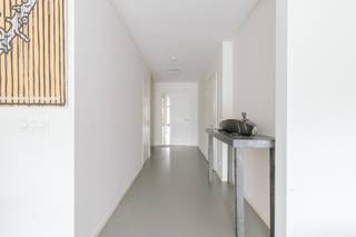 <p>Wonen op een plek waar alles dichtbij is én toch genieten van rust? Dit ruime appartement combineert beide moeiteloos. Winkels, scholen, horeca en trein, tram en bus liggen op wandelafstand, terwijl je thuis geniet van een aangenaam groen uitzicht.</p><p><br /></p><p>Op de tweede verdieping bereik je het appartement eenvoudig via de lift of trap. Binnen valt meteen de ruime leefruimte op. Grote raampartijen zorgen voor veel lichtinval en geven toegang tot het zuidwestgerichte terras, een fijne plek om vanaf de middag tot 's avonds van de zon te genieten. Aansluitend vind je de volledig uitgeruste keuken met praktische berging.</p><p><br /></p><p>Het appartement beschikt verder over twee slaapkamers, een badkamer met toilet en een apart gastentoilet. Ook de tweede slaapkamer geeft uit op een eigen terras, een leuke extra troef.</p><p><br /></p><p>Verder beschik je over een privatieve kelderberging en de mogelijkheid tot aankopen van een autostaanplaats. </p><p><br /></p><p><strong>Extra troeven</strong></p><ul><li>Centrale locatie</li><li>Gunstig EPC</li><li>Ruim appartement</li><li>Kleinschalig, verzorgd gebouw</li><li>Uitmuntende VME</li></ul>
