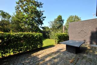 <p><span>Luxueuze halfopen woning met praktijk / bureelruimte gelegen te Kapellen op een goede commerciële zichtlocatie voorzien van een ruime eigen parking.</span></p><p><span> </span></p><p><span>Gelijkvloers: </span></p><p><span>Stijlvolle open praktijkruimte met een oppervlakte van ca. 70 m² op arduinen vloer, deze ruimte is voorzien van inbouwkasten met kitchenette en een toiletruimte met handenwasser. Via de achterdeur is er toegang tot de tuin met terras.</span></p><p><span>Via een  aparte inkomhal voorzien van ingebouwde vestiairekasten ga je via  de eikenhouten trap naar het woongedeelte op de eerste verdieping.  </span></p><p><span> </span></p><p><span>1e verdiep:  </span></p><p><span>Er is een overloop met toilet op arduin, een gezellige woonkamer op eiken parket voorzien van ingemaakte kasten en aansluitend een luxe open keuken met eetblad, uitgerust met vaatwasser, koelkast, kookplaat, oven en  extra bergruimte.  2e verdiep: op de  2de verdieping zijn er 3 slaapkamers op parket , 1 badkamer op arduin afgewerkt met moderne witte metrotegels en mozaïek, een  ligbad, douche, lavabo en toilet. </span></p><p><span> </span></p><p><span>Zolder: </span></p><p><span>De zolder is bereikbaar via een vlizotrap en is geschikt als bergruimte.</span></p>