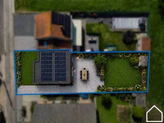 Nieuwbouwwoning te Houthulst.<br />Luxueuze instapklare half open woning met oprit en carport en zuidwestgerichte tuin in Houthulst.<br />Op zoek naar een luxueuze, volledig afgewerkte nieuwbouwwoning waar comfort, energiezuinigheid en hoogwaardige materialen centraal staan? Deze half open woning biedt alles om onmiddellijk zorgeloos te genieten.<br />Gelegen in een rustige doodlopende straat nabij het centrum combineert deze woning privacy met een vlotte bereikbaarheid. Met een bewoonbare oppervlakte van 165 m², een aanpalende carport en oprit en een volledig aangelegd perceel van 490 m², geniet je hier van ruimte en comfort op elk niveau.<br />Via de lichtrijke inkomhal met vestiaireplaats en apart gastentoilet kom je terecht in een ruime open leefruimte met moderne high-tech keuken. Grote raampartijen zorgen voor een aangename lichtinval en een directe connectie met het gezellige terras en de volledig aangelegde, zuidwest georiënteerde tuin.<br />Aansluitend aan de keuken bevindt zich een praktische berging/technische ruimte met extra toegang naar buiten. <br />Op de eerste verdieping bevinden zich 3 volwaardige slaapkamers, een bureau ruimte, en een luxueus afgewerkte badkamer met ligbad, inloopdouche, tweede toilet en dubbele lavabo. <br />Deze woning werd gebouwd met bijzondere aandacht voor kwaliteit en toekomstgericht wonen en is uitgerust met:<br />-	vloerverwarming op gelijkvloers en verdieping, individuele regeling per kamer
-	zonnepanelen
-	conforme elektrische intallatie
-	kwalitatief aluminium schrijnwerk
-	ventilatiesysteem
-	hoogwaardige vloer- en materiaalafwerking
-	volledig geplaatste verlichtingsarmaturen<br />Met een uitstekend E-peil van 6 en energielabel A geniet je van uitzonderlijk lage energiekosten.<br />Ook buiten zal alles volledig afgewerkt zijn: terras, oprit, paden, beplanting, afsluitingen enz…<br />Interesse? Contacteer ons vrijblijvend voor bijkomende informatie of een bezoek ter plaatse.
