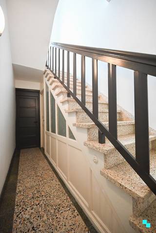 Prachtige burgerwoning uit de jaren '30 gelegen in het centrum van Wevelgem en beschikkende over twee slaapkamers en diverse authentieke elementen...