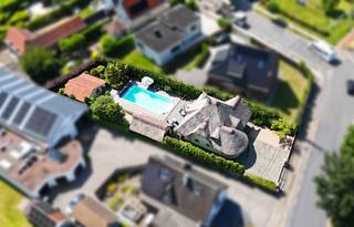 Kortrijk: villa met zwembad op centrale ligging in KortrijkIndeling: Bij binnenkomst in de inkomhal met apart gastentoilet kan u rechts een...