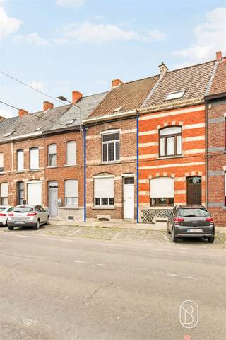 <p> </p><p>Te renoveren rijwoning, gelegen nabij alle voorzieningen: A8, winkels, scholen, station, enz.</p><p>De woning is als volgt ingedeeld:</p><p><strong>Kelder:</strong> een praktische en gezonde kelder.</p><p><strong>Gelijkvloers:</strong> twee mooie leefruimtes, een niet-uitgeruste keuken, toilet, een doucheruimte en toegang tot een bijgebouw van 35 m² voor extra opslagruimte.</p><p><strong>1ste verdieping:</strong> 2 mooie ruime slaapkamers.</p><p><strong>2de verdieping:</strong> 1 grote zolder die kan worden ingericht als extra slaapkamer.</p><p><strong>Buiten:</strong> een aangename kleine tuin.</p><p>Zeker een bezoek waard! Ideaal als investering met verhuurdoel of als eerste aankoop!</p><p>Informatie en bezoeken via anne-sophie@immobeguin.be</p>