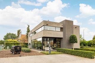 <strong>INDELING</strong><br /><strong>HANDELSPAND - GELIJKVLOERS</strong> <br />Inkomhal, showroom met winkel, sanitaire cel, atelier en keuken. <br /><br /><strong>HANDELSPAND - 1STE VERDIEPING</strong><br />Overloop/polyvalente ruimte, kitchenette, 3 afzonderlijke kantoren.<br /><br /><strong>HANDELSPAND - KELDER</strong><br />Toegankelijk via schuine inrit, opslagruimte bestaande uit verschillende compartimenten. Droge kelder. Locatie nutsvoorzieningen en technische ruimte.<br /><br /><strong>STUDIO</strong><br />Inkomhal, leefruimte, slaapgedeelte, keuken, berging en badkamer.<br /><br /><strong>APPARTEMENT</strong><br />Inkomhal, vestiaire, gastentoilet, woonkamer met open keuken, trap naar 1<sup>ste</sup> verdieping, nachthal, 3 slaapkamers, badkamer en terras op gelijkvloers & 1<sup>ste</sup> verdieping.<br /><br /><strong>POSITIEVE ASPECTEN</strong><br />Commerciële toplocatie met veel zichtbaarheid<br />Gelegen nabij E19 (Antwerpen – Breda)<br />Ruime parkeergelegenheid voor klanten<br />Wonen/werken combinatie mogelijk<br />Eigendom volledig voorzien van kelder (opslag)<br />Studio en appartement verhuurd voor 564,24 en 828,49 euro per maand