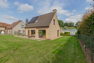 KIJKDAG ZATERDAG 10/10/26 VAN 10U tot 13U <br />RONSE - Instapklare open bebouwing met ruime tuin, garage en 3 slaapkamers<br /><br />Deze in 1996 gebouwde woning ligt nabij het centrum van Ronse. <br />Alle invalswegen richting Kluisbergen, Oudenaarde en Gent zijn snel te bereiken.<br />Ook winkels, openbaar vervoer, scholen, het ziekenhuis, sportfaciliteiten, ... liggen op een steenworp afstand.<br />De centrale ligging is hier zeker een troef!<br /><br />Het perceel heeft bovendien een mooie straatbreedte van 20 meter en een oppervlakte van bijna 8 are en geniet een gunstige zuidwestelijke terras- en tuinzone. <br /><br />Naar indeling toe bevindt zich op het gelijkvloers een inkomhal, een gastentoilet, een lichtrijke woonkamer, een geïnstalleerde keuken en een inpandige garage die vandaag als extra woonruimte gebruikt wordt.<br />Op de eerste verdieping bevinden zich de drie slaapkamers, een badkamer en een tweede toilet.<br />De ruime zolder biedt heel wat extra opbergruimte.<br /><br />Naar comfort toe beschikt dit pareltje over dubbele beglazing, conforme electrische installaties, centrale verwarming op aardgas, 12 zonnepanelen en thuisbatterij 5KW.<br /><br />Recentelijk werden nog heel wat investeringen gedaan: nieuwe badkamer en toilet, de trap en het gastentoilet werden herschilderd, plafond van de kinderkamers werd vernieuwd en er werd extra isolatie toegevoegd. De tuin werd voorzien van een nieuw tuinhuis.<br /><br />Ben je op zoek naar een gezellige, lichtrijke, werkelijk instapklare woning met leuke tuinzone? Aarzel niet en boek snel je bezoek: 053/60.65.60.