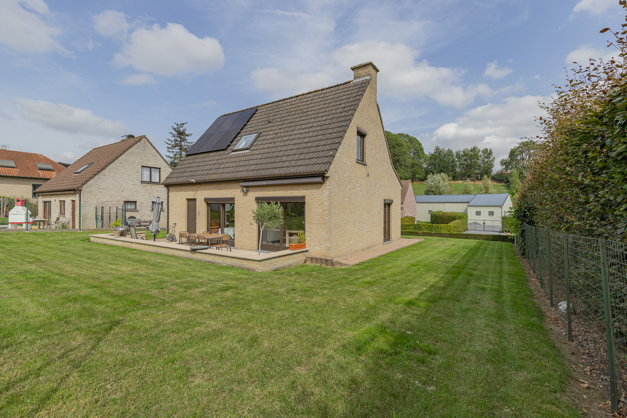 RONSE - Instapklare woning met 3 slpks en mooie tuin - foto 2