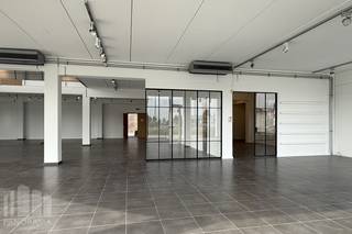 Bâtiment commercial polyvalent et multifonctionnel à louer avec salle d'exposition, espace de stockage et espace brut (autorisé comme logement de concierge) dans un emplacement de choix à Sint-Pieters-Leeuw. Situé le long de la très fréquentée Bergensesteenweg, ce bâtiment offre une excellente visibilité et une accessibilité aisée tant pour les clients que pour les fournisseurs.<br />Le bâtiment est situé sur un terrain de 1 669 m² et comprend un vaste showroom de 340 m² au rez-de-chaussée, complété par 60 m² de bureaux, 140 m² d'espace de stockage et un abri pour voitures de 80 m². L'espace de stockage au rez-de-chaussée est facilement accessible par deux grandes portes sectionnelles (4 m H x 3,8 m L). À l'étage se trouve un showroom supplémentaire de 360 m².<br />Un espace brut, autorisé comme logement de concierge de +/-100 m², a également été prévu. Idéal pour être aménagé en appartement ou en studio pour ceux qui souhaitent combiner vie privée et vie professionnelle. Au sous-sol, il y a 540 m² d'espace de stockage, avec un monte-charge. Grâce à son agencement flexible et à son emplacement stratégique, le bâtiment se prête parfaitement à divers usages tels qu'un commerce, un showroom ou un entrepôt.<br />Il y a suffisamment de places de parking sur le terrain. Ce bien offre une opportunité unique aux entrepreneurs à la recherche d'espace, de visibilité et de fonctionnalité dans un endroit facilement accessible près de Bruxelles.<br />N'hésitez pas à contacter PANORAMA B2B pour plus d'informations ou pour visiter les lieux au <strong>0479 70 70 70</strong>