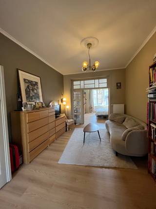 Leuk appartement met één kamer, recente keuken en nabij openbaar vervoer.Gelegen op de tweede verdieping, bereikbaar met trap.Charmant appartement in...