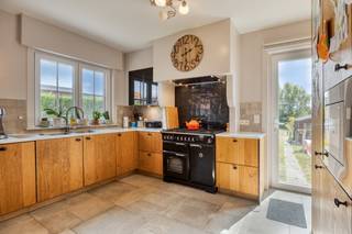 In het rustige, landelijke Handzame treffen we deze charmante open woning aan, gelegen op een royaal perceel van 723 m². Dankzij de volledige renovatie in 2020 geniet deze woning van een harmonie tussen karaktervolle elementen en modern wooncomfort. Bij het binnenkomen word je verwelkomd door een warme, gezellige sfeer die doorgetrokken is in elke ruimte. De lichtrijke woonkamer en kwaliteitsvolle afwerking zorgen voor een instant thuisgevoel. Buiten biedt de ruime tuin een oase van rust, ideaal voor wie houdt van natuur, ontspanning of buitenleven. Deze woning is perfect voor wie landelijk wil wonen zonder in te boeten aan comfort en stijl.Indeling:Gelijkvloers:- inkomhal- apart toilet- badkamer met dubbele lavabo en inloopdouche- slaapkamer of bureauruimte- lichtrijke leefruimte- ruime keuken- berging- kelder- gezellige tuin- aparte garageboxEerste verdieping:- 3 ruime slaapkamersZolderverdieping:- bergzolderTroeven van het huis:- Recent gerenoveerd met kwalitatieve materialen- Instapklaar- 4 slaapkamers aanwezig- Garage aanwezig- Ruime tuin aanwezig- zonnepanelen aanwezig