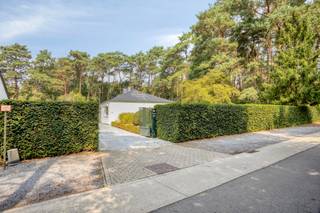 <p>Natuurlijk, hier is dezelfde tekst zonder vetgedrukte stukken:</p>
<p>Voor verdere informatie of een vrijblijvende waardebepaling van uw eigendom:<br />gil.christiaens@homixx.be | 016 79 29 00</p>
<p>Ruime en lichtrijke woning op een prachtig perceel van meer dan 18 are</p>
<p>Bent u op zoek naar een ruime woning waar licht, groen en wooncomfort centraal staan? Deze charmante woning combineert de mogelijkheid tot grotendeels gelijkvloers wonen met een uitzonderlijk ruim perceel van meer dan 18 are, gelegen in een rustige en groene omgeving.</p>
<p>De woning is asbestvrij en beschikt momenteel over drie slaapkamers. Twee slaapkamers bevinden zich op het gelijkvloers, terwijl de derde slaapkamer op de verdieping is ingericht. Daarnaast is er nog ruimte om een vierde slaapkamer te creëren, waardoor de woning zich perfect leent voor een gezin dat op zoek is naar extra mogelijkheden.</p>
<p>Ook op energetisch vlak heeft de woning heel wat te bieden. Zo zijn er 13 zonnepanelen aanwezig en zorgen verschillende airco-units voor extra comfort doorheen het jaar.</p>
<p>Het hart van de woning is de bijzonder ruime en lichtrijke leefruimte. Grote raampartijen zorgen voor een overvloed aan natuurlijk licht en creëren een aangenaam gevoel van ruimte. De open keuken sluit hier mooi op aan en versterkt het gezellige, open karakter van de woning. De aanwezige kachel zorgt tijdens de koudere maanden voor extra warmte en sfeer.</p>
<p>Verder beschikt de woning over een badkamer en een praktische bergruimte.</p>
<p>De absolute blikvanger is het royale perceel van meer dan 18 are. De ruime tuin biedt volop rust, privacy en groen en vormt een heerlijke plek om te ontspannen en van de omgeving te genieten.</p>
<p>Een interessante eigendom voor wie op zoek is naar ruimte, gelijkvloers wooncomfort en een groene omgeving. Een woning met een mooie basis, tal van mogelijkheden en vooral een fantastische plek om thuis te komen.</p>