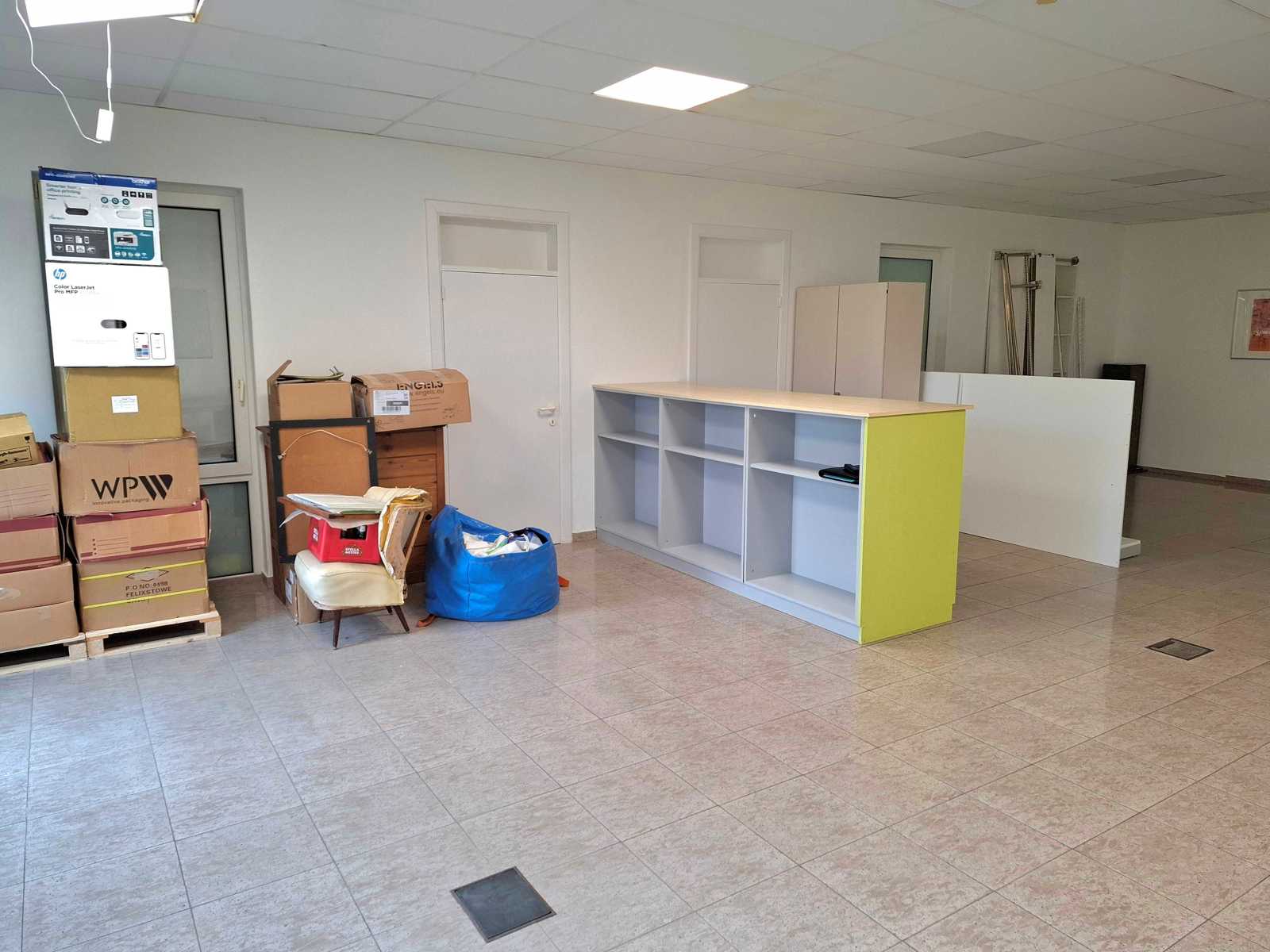 Kantoor- of toonzaal- of praktijkruimte te huur met veel parkeergelegenheid - foto 5