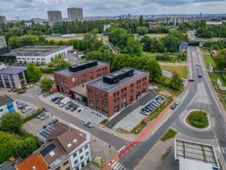 <p>Gelegen in Wemmel, aan de directe toegang tot Brussel, biedt dit nieuw magazijn van ongeveer <strong>364 m²</strong> een strategische ligging die ideaal is voor logistiek, opslag of distributieactiviteiten. Het pand heeft een gelijkvloerse oppervlakte van +- 243 m² en een mezzanine van +- 121 m².</p>
<p>Het pand geniet van een vlotte toegang tot belangrijke snelwegen, met een uitstekende verbinding naar Brussel, Gent en Antwerpen. Deze centrale ligging maakt het een zeer efficiënte logistieke uitvalsbasis.</p>
<p>Het gebouw is recent gebouwd en biedt een moderne, functionele en onmiddellijk bruikbare ruimte die geschikt is voor diverse professionele activiteiten.</p>
<p>Een ideale opportuniteit voor bedrijven die zich willen vestigen op een dynamische en uitstekend verbonden locatie.</p>