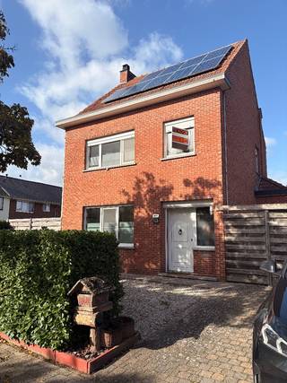 <p>Deze losstaande hoekwoning combineert een aangename ligging met praktische troeven en is gelegen in een rustige, kindvriendelijke buurt, vlak bij een bosrijk gebied.</p><p>De woning beschikt over 3 slaapkamers en biedt daarmee voldoende ruimte voor een gezin, thuiswerk of een extra hobbykamer. Dankzij de ligging op een hoek geniet de woning bovendien van een aangenaam gevoel van ruimte en privacy.</p><p>Een mooie extra troef zijn de zonnepanelen, die bijdragen aan een energiezuiniger verbruik. Voor de verwarming is er stookolie, aangevuld met de gezellige warmte van een houtstoof.</p><p>De omgeving is bijzonder aangenaam voor wie houdt van rust en groen, terwijl het centrum van Mol vlot bereikbaar is voor winkels, scholen, horeca en dagelijkse voorzieningen.</p><p>Een woning met een aangename combinatie van rust, ruimte en bereikbaarheid, ideaal voor wie comfortabel wil wonen in een groene omgeving.</p>