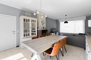 <p>Op zoek naar comfortabel gelijkvloers wonen met potentieel? Deze bungalow in Oudenburg biedt een mooie basis op een centrale ligging.</p><p>Via de inkomhal kom je in de gang die toegang geeft tot de lichtrijke leefruimte met zicht op de tuin. Aansluitend bevindt zich de praktische keuken met toegang tot de berging en het aparte toilet. Verder zijn er twee volwaardige slaapkamers en een nette badkamer. De inpandige garage en extra bergingen zorgen voor voldoende opbergruimte.</p><p>Buiten geniet je van een zonnige tuin met de nodige privacy, ideaal om tot rust te komen.</p><p>Technisch zijn reeds stappen gezet: de meeste ramen werden vernieuwd naar hoogrendementsglas en het plafond is geïsoleerd. Door het aanpassen van het verwarmingssysteem kan de EPC-score relatief eenvoudig verbeterd worden.</p><p>Centrale ligging met een vlotte verbinding naar Brugge, Oostende en omliggende gemeenten, alsook nabij winkels en voorzieningen.</p><p>Ideaal voor wie comfortabel en gelijkvloers wil wonen en de woning verder naar eigen smaak wil afwerken.</p><p>Interesse?</p>