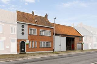 In de Zuidstraat te Ichtegem stellen we u deze te renoveren hoeve voor. Deze eigendom geniet van een centrale ligging en beschikt over een...