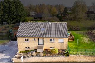 HOEILAART – Ontdek deze moderne woning op wandelafstand van het treinstation en de winkels. Deze woning uit 2005 beschikt over +/- 300 m²...