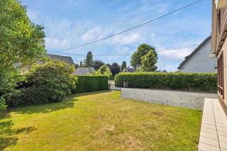 Deze ruime villa, gelegen tussen Gent en Deinze en dit op slechts 1km van de grens met zowel Deurle als Drongen, op een perceel van maar liefst...