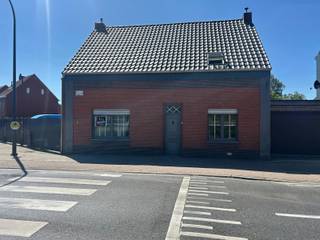 Deze recent gerenoveerde woning bestaat uit een inkomhal, ruime woonkamer op keramische tegelvloer, volledig ingerichte open keuken, berging met wasmachineaansluiting en een badkamer met douche, toilet en wastafel. Achtereen de woning bevindt zich een groot overdekt terras dat tevens toegang geeft tot de garage. Op de 1te verdieping vinden we 2 ruime slaapkamers. De woning is tevens voorzien van rolluiken.
