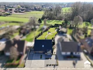 Deze perfect onderhouden woning ligt langs de doorgaande weg tussen Hamont-Achel en Neerpelt. De huidige eigenaars hebben de woning op diverse punten voorzien van hedendaagse technieken en gemakken. Winkels, supermarkten, scholen, openbaar vervoer zijn makkelijk bereikbaar vanuit de woning, er is een goede verbinding met omliggende gemeenten en de Nederlandse grens.<br /><br />Er is een schitterende uitbouw geplaatst met een prachtig zicht over de aangelegde tuin.<br />Op verdieping zijn er 3 ruime slaapkamers. Op het gelijkvloers is er een aparte bureauruimte voorzien, die eventueel als 4e slaapkamer ingericht kan worden.<br /><br /><u><strong>Enkele troeven:</strong></u>
<ul><li>Centrale ligging met een goede verbinding naar Nederland en omliggende gemeenten</li><li>Volledig omheind perceel van 1293m²</li><li>Open leefruimte</li><li>Gunstige EPC-score: label B, 164kWh</li></ul>
<u><strong>Indeling:</strong></u>

<ul><li>Gelijkvloers: Inkom, toilet, bureel, woonkamer, tuinkamer, keuken, kelder, wasruimte (met douche), toilet, inpandige garage</li><li>1e verdieping: ruime overloop met werk-/hobbyruimte, 3 slaapkamers, badkamer</li><li>Buiten: terras, volledig omheind, carport, tuinhuis, 5 parkeerplaatsen vooraan</li></ul>