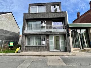 <h1><span>Opbrengsteigendom met gegarandeerd rendement in hartje Hamme</span></h1><p><span>Interessante opbrengsteigendom bestaande uit </span><span>3 verhuurde appartementen</span><span>, ideaal voor investeerders die op zoek zijn naar een </span><span>direct en gegarandeerd rendement</span><span>.</span></p><p><span>Het gebouw is centraal gelegen in Hamme, op wandelafstand van winkels, scholen en openbaar vervoer. Elk appartement beschikt over een lichtrijke leefruimte, ingerichte keuken, slaapkamer(s), badkamer, aparte wasruimte, recent geplaatste hoogrendementsketel en een terras.</span></p><p><span>Daarnaast is er een gemeenschappelijke fietsenberging.</span></p><p><span>Troeven:</span></p><ul><li><span> 3 verhuurde appartementen</span></li><li><span> Gegarandeerde huuropbrengsten vanaf dag één</span></li><li><span> Recente geplaatste hoogrendementsketels</span></li><li><span> Centrale ligging met sterke verhuurbaarheid</span></li><li><span> Zorgeloze investering </span></li></ul><p><span>Een unieke kans voor investeerders die op zoek zijn naar een stabiele vastgoedbelegging met onmiddellijk rendement.</span></p><p><span>Meer info of een bezoek? Contacteer ons via </span><span>052/50 50 00</span><span>.</span></p>