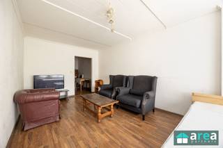 <p><span>Deze ruime opbrengsteigendom bevindt zich op de grens van Borgerhout &amp; A’pen Noord. Het betreft een handelspand, thans ingedeeld als 3 studio’s, 1 appartement met 2slpk en een ruim magazijn met koer. Het is gelegen dichtbij de gegeerde buurt rond de Kerkstraat! Op wandelafstand van het centrum van Antwerpen! Met het openbaar vervoer en de nabijheid van het centraal station maakt dit een goed bereikbare locatie.</span></p><p><span> </span></p><p><span>Grootste troeven:</span></p><p><span>-Ruim pand op centrale locatie</span></p><p><span>-Veel potentieel: te renoveren/ op te frissen naar eigen smaak</span></p><p><span>-Aparte meters: 5x water-, gas- &amp; elektriciteitsmeters</span></p><p><span>-Zelden of nooit leegstand</span></p><p><span> </span></p><p><span>Indeling:</span></p><p><span>-GLVL (studio voorkant 40m²): Living (20m²) met aansluitend eetkamer (13m²). Vervolgens keuken (4m²) met daarnaast de badkamer (3m²).</span></p><p><span>-GLVL (Magazijn 120m²): Ruim magazijn met 4 polyvalente ruimtes (22m², 16m², 15m² &amp; 15m²), keuken (3m²) en badkamer (5m²). Tot slot is er nog een koer (5m²).</span></p><p><span>-V1 (studio voorkant 50m²): Slaapkamer (18m²) met aansluitend de living (18m²). Vervolgens keuken (6m²) met daarnaast de badkamer (4m²).</span></p><p><span>-V1 (appartement achterkant (70m²): Living met open keuken (samen 34m²) met toegang tot het terras (17m²). Verder is er een badkamer (5m²), achteraan 2 ruime slaapkamers (12m² &amp; 11m²).</span></p><p><span>-V2 (studio 50m²): Living (20m²) met daarnaast de slaapkamer (15m²). Vervolgens keuken (5m²) met aansluitend de badkamer (2m²).</span></p><p><span>Tot slot is er nog een ruime kelder (55m²).</span></p><p><span> </span></p><p><span>Voor meer informatie kan u terecht bij Area Partners: Info@area.be of 03/284.60.60</span></p>