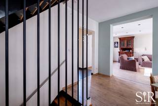 Bent u op zoek naar een ruime, instapklare triplex in het centrum van Mechelen en zonder die zware gemeenschappelijke lasten? Dan is deze lichtrijke triplexwoning met 4 slaapkamers gelegen in het rustige en historische Groot Begijnhof van Mechelen ideaal. Dankzij de indeling en de extra ruimtes op het gelijkvloers kunt u hier bovendien comfortabel wonen én een professionele werkplek creëren zonder in te boeten aan privacy of leefruimte. Een hobbyruimte, thuiskantoor, praktijkruimte, atelier, of een aparte ruimte voor uw zelfstandige activiteit,... deze woning biedt tal van mogelijkheden. Ook qua ligging is deze woning een uitstekende uitvalsbasis. De Grote Markt bevindt zich op minder dan 5 minuten wandelen, terwijl winkels, supermarkten, scholen, en belangrijke invalswegen vlot bereikbaar zijn.<br /><br />Indeling: Inkomhal met apart toilet, praktische berging met ingeboude kasten en aansluiten wasmachine en droogkast. Twee ruime kamers, waarvan 1 met technische berging. Toegang tot een droge kelder. <br />De eerste verdieping vormt het hart van deze unieke begijnhofwoning en baadt in het licht. De volledig ingerichte keuken is voorzien van onder andere een ingebouwde oven en vaatwasser en geeft rechtstreeks toegang tot het terras. Het terras biedt een aangename plek om na een werkdag tot rust te komen of gezellig te genieten met familie en vrienden.<br />Op de tweede verdieping bevinden zich twee ruime slaapkamers en een badkamer met toilet, lavabomeubel en ligbad. Daarnaast beschikt de woning over een zolder en kelder, waardoor er nog heel wat extra mogelijkheden zijn voor opslag, hobby's of rote gezinnen.<br />De woning is bovendien uitgerust met zonnepanelen, wat een mooie extra troef is op het vlak van energieverbruik.<br /><br />Unieke, instapklare woning met een gevelbreedte van bijna 9m in de historische binnenstad van Mechelen. Bijzonder interessante opportuniteit voor zelfstandigen, vrije beroepen, of thuiswerkers die op zoek zijn naar een combinatie van een comfortabele woning en een praktische werkplek of voor mensen die houden van veel ruimte. Zonnepanelen, domotica en alle comfort aanwezig.<br /><br />Intresse? Contacteert ons via mail (info@immosir.be) of telefonisch (015/65.50.05) om een afspraak in te plannen!
