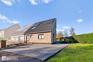 Deze recente en energiezuinige halfopen bebouwing (label A) bevindt zich in een rustige, doodlopende straat in het charmante Tielrode. De woning...