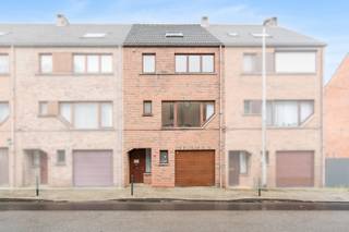 Te koop: instapklare bel-etage woning in Haren, gelegen aan de stadsrand en nabij openbaar vervoer, treinstation en invalswegen.Deze gesloten woning...