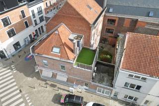 Dit veelzijdige handelshuis bevindt zich op een absolute toplocatie in Gent, op wandelafstand van het historisch centrum en het station Gent-Sint-Pieters. Dankzij de nabijheid van belangrijke invalswegen zoals E17, E40 en R40 geniet u van een uitstekende bereikbaarheid. Alle voorzieningen zoals winkels, scholen, openbaar vervoer en ontspanning liggen binnen handbereik, wat zorgt voor een uitstekende mobiscore van 9,6/10. <br />Het gelijkvloers omvat een volledig ingericht kapsalon, instapklaar voor wie een bloeiende zaak wil verderzetten of een eigen concept wil uitbouwen. Naast het kapsalon bevindt zich een studio met aparte ingang, voorzien van een leefruimte, keuken, badkamer en toilet. Deze extra ruimte biedt tal van mogelijkheden, zoals een bijkomende huuropbrengst of een praktische oplossing voor wie wonen en werken wil combineren. Op de bovenverdieping vindt u een ruim appartement met twee slaapkamers, een lichtrijke leefruimte, een ingerichte keuken, een badkamer met ligbad en een zonnig terras. De indeling is functioneel en comfortabel, met veel lichtinval en privacy. Dit pand biedt een unieke kans voor ondernemers, investeerders of gezinnen die op zoek zijn naar een combinatie van wonen en werken op een toplocatie in Gent. Zowel het appartement als de studio worden vlot verhuurd aan een trouwe en correct betalende huurder (€ 1.450/maand). De huuropbrengst van 29.400 euro per jaar (incl. kapsalon) garandeert een netto rendement van maar liefst 5,8%.