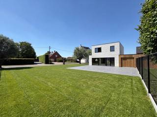 Deze <strong>exclusieve villa</strong> is gelegen in een recente en bijzonder rustige verkaveling, op slechts enkele minuten van het bruisende centrum van Roeselare.<br />Met een perceeloppervlakte van <strong>553 m²</strong> en een bewoonbare oppervlakte van <strong>157 m²</strong> vormt dit het <strong>pronkstuk van de ontwikkeling</strong>.<br />Het zuidgerichte perceel geniet van zonlicht van ’s morgens tot ’s avonds. Bovendien beschikt het over een oprit, carport en afgewerkte buitenberging.<br /><br /><strong>Indeling</strong><br /><strong>Gelijkvloers</strong>
<ul>
<li>Inkomhal met gastentoilet en vestiaire</li>
<li>Ruime leefruimte met veel lichtinval en zicht op de tuin</li>
<li>Open keuken met kookeiland, luxueus afgewerkt en uitgerust met oven, microgolf, koelkast, dampkap, inductiekookplaat, spoelbak en vaatwasser</li>
<li>Aansluitende berging met wasplaats</li>
</ul>
<strong>Eerste verdieping</strong>
<ul>
<li>Nachthal</li>
<li>3 ruime slaapkamers</li>
<li>Extra berging en apart toilet</li>
<li>Badkamer met inloopdouche, ligbad en dubbel lavabomeubel</li>
</ul>
<br /><strong>Energie & comfort</strong><br />Deze woning is gebouwd met oog voor duurzaamheid en energie-efficiëntie:
<ul>
<li><strong>Zonnepanelen</strong></li>
<li><strong>Warmtepomp </strong>met vloerverwarming</li>
<li><strong>Hoogrendementsbeglazing </strong>van topkwaliteit</li>
<li>E-peil <strong>E10</strong> → <u>5 jaar vrijstelling van onroerende voorheffing!</u></li>
</ul>
<strong>Tuin:</strong> de tuinaanleg is met AI gecreëerd en is niet inbegrepen in de vermelde verkoopprijs.<br /><br /><strong>Ligging</strong><br />De locatie is ideaal: op enkele minuten van het centrum van Roeselare, met een vlotte verbinding naar de Ring en de E403. Scholen, sportfaciliteiten, bakkerij, slager, Carrefour en het stadscentrum zijn gemakkelijk bereikbaar, ook met de fiets.<br /><br />Bij verdere interesse, aarzel dan niet ons te contacteren op <strong>info@dicasa.be</strong> of <strong>051/201.400</strong>