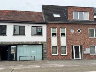 Gezellig appartement te Dessel bestaande uit: leefruimte, keuken, 1 slaapkamer en badkamer met wastafel en douche.<br /><br />Gelegen in het centrum van Dessel.<br /><br />Huurprijs = € 550/m (geen gemeenschappelijke kosten).<br /><br />Onmiddelijk beschikbaar!<br /><br />Contacteer ons kantoor voor meer info of een bezoek ter plaatse via 0470/883.731 of mail info@immo-b.be!