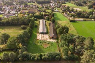 <p><strong>Landgoed met Stallingen (2100m2) te koop op 1,2ha grond. </strong><br /><br /><strong>Ligging:<br /></strong>Op een bijzonder rustige en groene locatie, doch dicht tegen het centrum van Pulle vinden we deze te renoveren woning met 4 slaapkamers, gelegen op een uitzonderlijk ruim perceel van in totaal ca. 12.000m2 voorzien van 4 grote stallingen van ongeveer 2.100m2 aan oppervlakte.<strong><br /><br />Indeling: </strong></p>
<p>-1: Kelder<br />0: Inkomhal, Living, Keuken, Badkamer, wasplaats, slaapkamer 1, slaapkamer 2, slaapkamer 3, slaapkamer 4.<br />Buiten: Stallingen <strong><br /><br />Beschrijving:</strong><br /><span>Dit karaktervolle landgoed die dicht bij het centrum ligt en toch geniet van alle rust staat te koop. De combinatie met de woning en de bijgebouwen biedt het geheel tal van mogelijkheden voor diverse projecten. Het eigendom omvat momenteel een grondoppervlakte van ca. 12.000 m², met een bebouwde oppervlakte van ca. 2.100 m² aan 4 verschillende stallingen.<br /><br /></span></p>
<p><strong>Extra Troeven:<br /></strong></p>
<p><span>-Uitzonderlijk eigendom op 1,2ha en met een ruime 2000m2 aan opslagruimte<br />-Leven en wonen in het groen en in alle rust<br />-Uitzonderlijk veel potentieel voor wie wonen en ruimte wil combineren<br /><br />Deze woning valt onder de renovatieplicht. Voor meer info kijk op de website van het Vlaams Energie- en Klimaatagentschap: https://www.vlaanderen.be/een-huis-of-appartement-kopen/renovatieverplichting-voor-residentiele-gebouwen<br /><br /><strong>Bijzondere informatieplicht</strong>: in aanvraag.<br /></span></p>