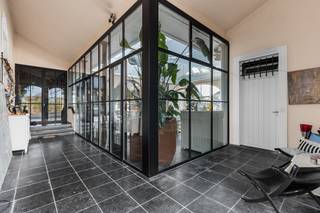 In de villa vormen licht, ruimte en comfort de rode draad. De riante leefruimte vloeit dankzij de kamerhoge raampartijen naadloos over in het terras en de tuin met zicht op het zwembad. Met vier ruime slaapkamers biedt de woning de nodige flexibiliteit voor een ruime gezinswoning. De drie badkamers sluiten hier perfect op aan. Het handelsgedeelte huisvest een volledig uitgebouwde horecazaak die direct operationeel is. De sfeervolle restaurantzaal met elegante rondboogramen en glazen deuren straalt klasse uit. De professionele keuken is uitgerust met alle nodige faciliteiten, waaronder een koelcel. Als kers op de taart is er het riante, overdekte terras: de ideale plek om gasten te ontvangen in een rustgevende, groene setting.Ben je op zoek naar de ultieme combinatie van wonen en werken? Contacteer ons dan op het nummer 011 30 50 54 of mail naar ines.bollen@dewaele.com.