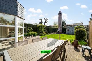 Deze verzorgde woning bevindt zich in een rustige en aangename woonwijk in Zottegem, met een uitstekende bereikbaarheid. Scholen, winkels,...