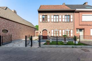 Bent u op zoek naar ruimte, comfort en een grote tuin met zwembad dan is dit zeker iets voor u. Deze woning gelegen op een toplocatie,...
