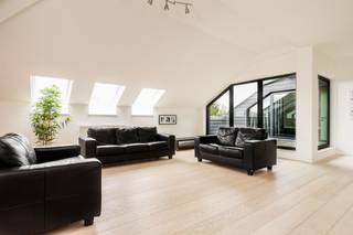 <p><span>Uniek en lichtrijk Penthouse van ca. 185 m² gelegen op de derde verdieping van een recent en uitstekend onderhouden gebouw uit 2012, aan de Drève de l'Infante 19 te Waterloo. Het appartement combineert comfort, kwaliteit en een uiterst strategische ligging, recht tegenover het station van Waterloo en op korte afstand van alle voorzieningen en belangrijke invalswegen richting Brussel, wat het bijzonder geschikt maakt voor pendelaars.</span></p><p><span>Bij het binnenkomen leidt de inkomhal naar een zeer ruime en lichtrijke woonkamer welke uitgeeft op een prachtig overdekt terras van maar liefst 20 m². Ruime eetplaats met volledig ingerichte keuken. waar raampartijen zorgen voor een aangename lichtinval en een open gevoel. De volledig ingerichte keuken sluit naadloos aan en biedt eveneens toegang tot het terras, wat het wooncomfort versterkt.</span></p><p><span>Via de nachthal bereikt u de drie comfortabele slaapkamers, de badkamer, douche kamer, een praktische berging en een aparte wasruimte, uitgerust met wasmachine en droogkast. Daarnaast beschikt het appartement over nog 2 zonneterrasen van elk +/- 10m² en een ruime privékelder.</span></p><p><span>Het appartement is afgewerkt met een massieve houten parketvloer en voorzien van dubbele beglazing, wat garant staat voor een uitstekend thermisch en akoestisch comfort. Het energieverbruik is gunstig met een EPC-score B 142 en de elektrische installatie is conform.</span></p><p><span>2 parking plaatsen in de ondergrondse parking van het gebouw dienen verplicht te worden aangekocht aan € 28.000 per stuk.</span></p><p><span>Dit instapklare penthouse appartement biedt een perfecte combinatie van ruimte, licht, kwaliteit en bereikbaarheid, en vormt zowel een uitstekende gezinswoning als een waardevaste investering.</span></p><p><span> </span></p>