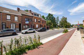 Bij het binnenkomen ontdekt u een gezellige leefruimte die overgaat in de grote leefkeuken (dak aanbouw te vernieuwen/herstellen). Achter de keuken bevindt zich de stook- ,en wasplaats.
Op de bovenverdieping bevinden zich momenteel één volwaardige slaapkamer en één ingerichte badkamer. De zolder is reeds voorzien van dakisolatie en kan mits een aanpassing perfect omgevormd worden tot twee slaapkamers.
Buiten is het heerlijk vertoeven in de onderhoudsvriendelijke stadstuin, een rustige plek om te ontspannen na een drukke dag. Tot slot beschikt de woning over een uiterst praktische garage met achteruitgang, een zeldzame en zeer gegeerde troef in deze omgeving!
De grootste troeven op een rij:
Direct energiecomfort: Overal uitgerust met dubbel glas en de daken zijn reeds volledig geïsoleerd.
Flexibele indeling: 2 ruime slaapkamers met de mogelijkheid om uit te breiden naar 3 slaapkamers op de zolder.
Extra bergruimte. Kelder aanwezig.
Buitenruimte & Parkeren: Gezellige stadstuin én een eigen garage met een handige achteruitgang.
Toplocatie: Gelegen in Niel, op wandelafstand van scholen, winkels en het openbaar vervoer (bus en trein). Uitstekende verbinding met de A12 en E19 richting Antwerpen, Mechelen en Brussel. Natuurliefhebbers staan bovendien zo aan de oevers van de Rupel.