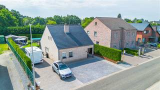 <p>Deze verzorgde en gezellige losbouw beschikt over een bewoonbare oppervlakte van maar liefst 210 m², rustig gelegen op een perceel van 763 m² en achteraan zicht op zuidelijk georiënteerd groen en biedt een aangename combinatie van praktische leefruimte en hedendaags wooncomfort.</p><p>Indeling: voor het gebouw ligt een heuse parking voor een 5-tal voertuigen en via een portaal bereik je de voordeur waarbij de hal in ingericht als bureel, de woonkamer ademt comfort, waar het gezellig vertoeven is en die naadloos overgaat naar de open leefkeuken voorzien van alle comfort en een eiland/bar meubel. Zo wordt kokkerellen weer wat leuker. Aanpalend is er een praktische berging en vooral een knusse veranda met uitzicht op de netjes ingerichte en onderhouden zuid tuin met verwarmd opbouwzwembad, garagegebouw en lounge-pergola om vooral de avondzon ten volle te genieten. Achteraan bemerk je het vele groen. Via de zij-ingang kom je bij een gastentoilet en garderobekast/wasplaats. Ook is er nog een slaapkamer met inloopdouche op het gelijkvloers. Handig voor later, inwonende oma, extra bureel of hobbykamer. De traphal leid je naar boven waar op de overloop nog volgende kamers zijn te vinden: een dressing, een badkamer met dubbel wastafel en ligbad, een tweede apart toilet, alsook 3 slaapkamers (2 grote en 1 kleine die momenteel is ingericht als zonnebankkamer), bergzolder met schuiftrap.</p><p>Troeven</p><p>✔ 210 m² bewoonbare oppervlakte<br />✔ 4 slaapkamers<br />✔ 2 badkamers en 2 toiletten<br />✔ Veranda van circa 30 m²<br />✔ Ruime en verzorgde tuin met pergola<br />✔ 24 Zonnepanelen met groene stroomcertificaten (7 x € 230/jaar tot 6/2032)<br />✔ Airconditionings <br />✔ Instapklaar en uitstekend onderhouden<br />✔ Veel privacy<br />✔ Rustige en aangename woonomgeving<br />✔ Gelijkvloersbewoning is mogelijk</p><p>✔ Vele inbouwkasten<br />✔ Zolder met schuiftrap</p><p>✔ Grote oprit met garage en extra garage voor aanhangwagen of kleine auto </p><p>✔ Achteraan ligt het gemeentelijk sportveld met tennis, padel,… en veel groen</p><p>✔ Het hoofdgebouw kan links nog enorm worden uitgebreid als huis of met extra carports</p><p>Deze woning combineert ruimte, comfort en energiezuinigheid op een uitstekende locatie. Een ideale thuis voor wie zonder zorgen wil verhuizen en onmiddellijk wil genieten.</p><p>EPC een goeie label C van 220 kWh/m² - laag verbruik van slechts 148 euro per maand.</p><p>Infoplicht: WgLK – GvKR – GvV – GMO, P-score: A, G-score: A Dit is geen aanbod. Alle informatie is onder voorbehoud van materiële vergissingen en/of wijzigingen. De vermelde oppervlaktes zijn louter indicatief.</p>