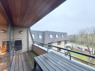 Nabij het station Gent-Sint-Pieters In Residentie Green Garden, staat dit appartement te huur; Dit gaat samen met een gesloten garagebox en een kelderberging; Extra rustig gelegen op de vierde verdieping en hoogste verdieping met een lift in het gebouw; Gunstige locatie op 1 kilometer van het station Gent-Sint-Pieters en met vlotte verbindingen naar het centrum van Gent. Indeling: inkomhal met apart toilet, twee volwaardige slaapkamers, badkamer met dubbele wastafel en douche/-ligbad in een. Gezellige leefruimte met halfopen keuken met alle comfort en een aansluitende wasplaats; De leefruimte kijkt uit op een zuidgericht terras. Gemeenschappelijke fietsenberging aanwezig; Maandelijkse huurprijs: 1.100 EUR exclusief elektriciteit + maandelijks voorschot van 130 EUR (kosten gemene delen + waterverbruik); Beschikbaar:  vanaf 01/04/2026; Info en bezoek: info@elet.immo;