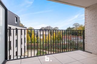 Ontdek de Residentie Sint-Amandus, een eigentijds nieuwbouwproject met 23 ruime en lichtrijke appartementen, ideaal gelegen op de hoek van de Kortrijkstraat en de Harelbeekstraat, vlak bij de markt van Zwevegem.<br /><br />De appartementen zijn ontworpen met oog voor comfort, kwaliteit en duurzaamheid. Dankzij de grote raampartijen geniet je van overvloedig daglicht en een prachtig zicht op de groene, rustig aangelegde binnentuin. De ruime terrassen bieden een heerlijke plek om te ontspannen in alle privacy.<br /><br />✨ Troeven:<br />- Centrale ligging op wandelafstand van winkels, horeca en openbaar vervoer<br />- Energiezuinig en duurzaam (BEN-normen)<br />- Ruime leefterrassen met groene binnentuin als uitzicht<br />- Hoogwaardige afwerking met keuze naar eigen smaak<br />- Ondergrondse autostaanplaatsen en bergingen beschikbaar<br />- Lift aanwezig in het gebouw<br /><br />Mogelijkheid tot aankoop aan verlaagd btw-tarief van 6%<br /><br />Of je nu op zoek bent naar een kwalitatieve woonst of een interessante investering, Residentie Sint-Amandus combineert modern comfort, centrale ligging en duurzame kwaliteit in één uniek project.